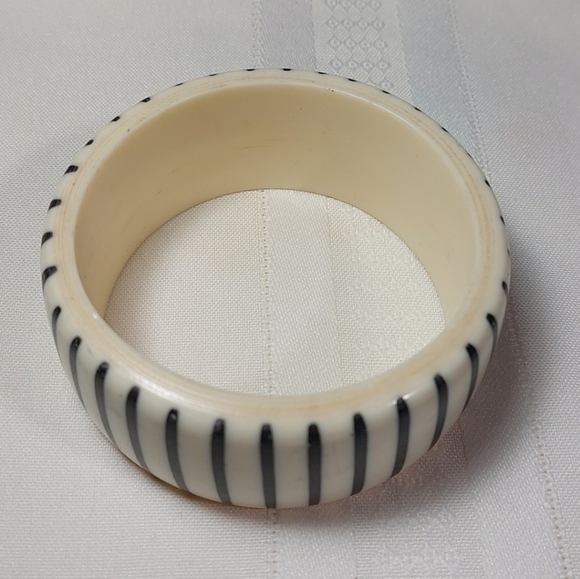 🔴 Vintage Black and White Resin Bangle - Picture 2 of 7
